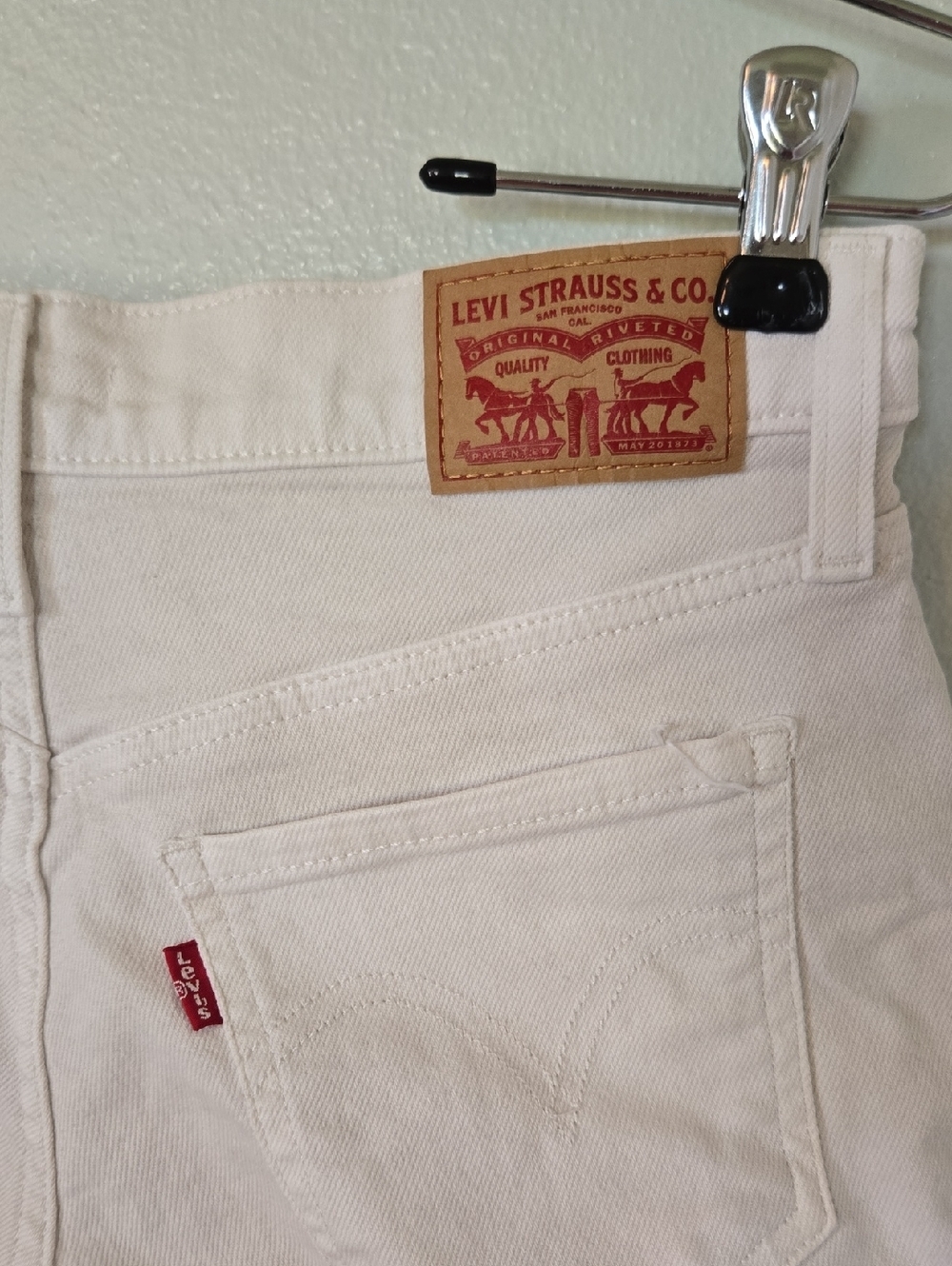 Levi's | Off White Cuffed 4" Denim Shorts Size 27 - Picture 3 of 10